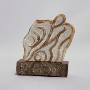 Sculpture abstraite aux courbes ondulantes, en pierre beige veinée de brun, montée sur une base en pierre foncée.